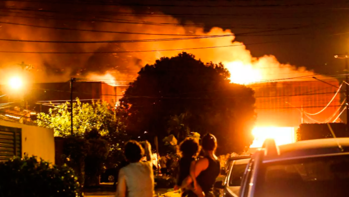 Várias explosões podem ser ouvidas no local (Foto: Marcos Maluf)