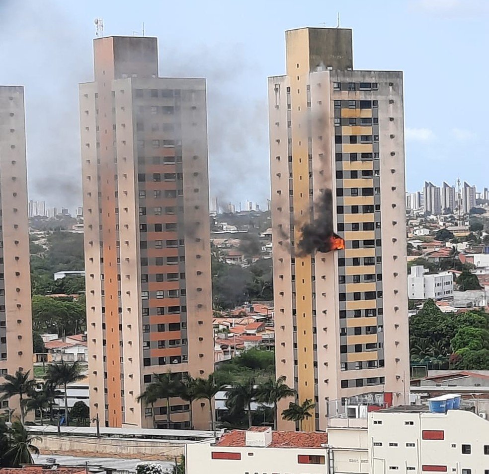 Incêndio atingiu apartamento em prédio residencial de Natal — Foto: Reprodução/Redes Sociais