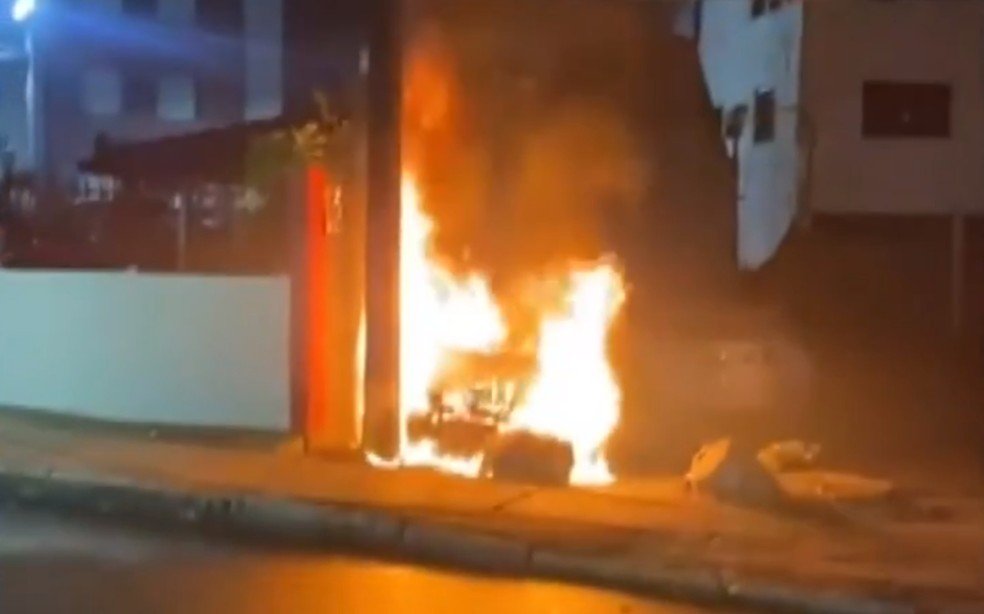 Carro é destruído após incêndio na fiação no Conjunto Arvoredo, no Cabula — Foto: Reprodução/TV Bahia