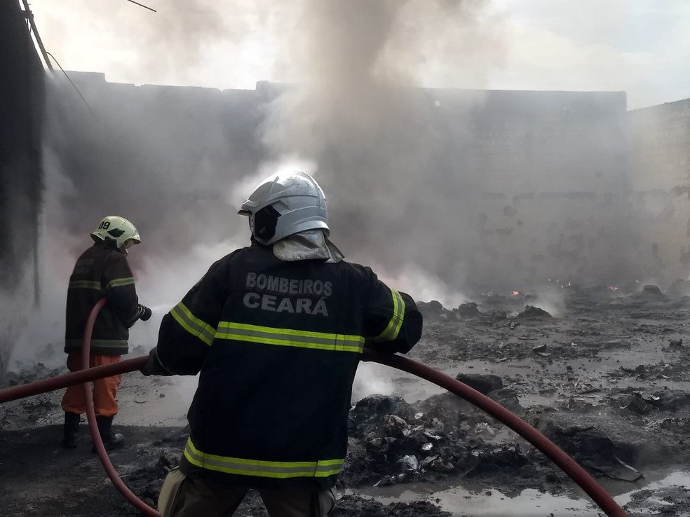 Fogo foi debelado por volta das 8h desta quarta-feira (7), após o uso de 4 mil litros de água. — Foto: Arquivo pessoal