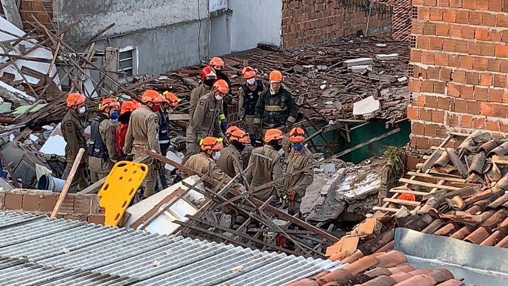Explosão destrói prédio residencial e deixa mortos e feridos em João Pessoa — Foto: Walter Paparazzo/G1