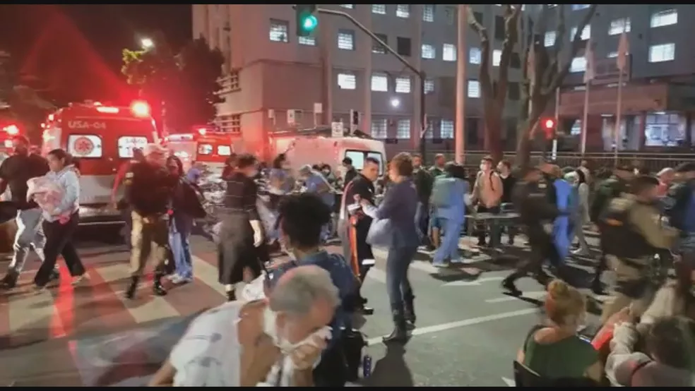Pessoas ficaram no meio de avenida na Região Leste de Belo Horizonte. — Foto: Rodrigo Barraza/TV Globo