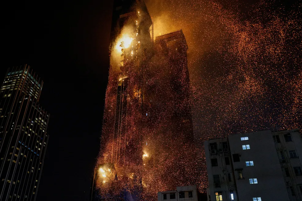 Um prédio em construção é visto em chamas em Hong Kong, China, em 2 de março de 2023 — Foto: REUTERS/Tyrone Siu